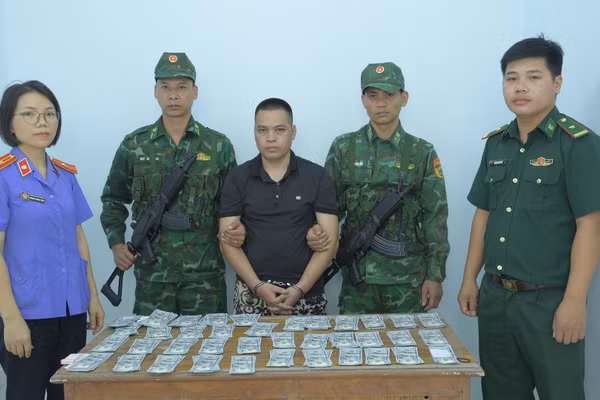 Đối tượng Phúc bị các lực lượng chức năng bắt giữ. (Ảnh: LÝ NHẤT)