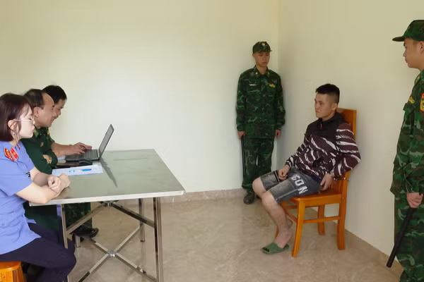 Lực lượng chức năng lấy lời khai của đối tượng Lưu Văn Thọ. (Ảnh: VI TOÀN)