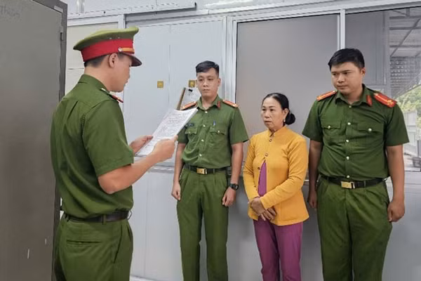 Cơ quan Cảnh sát điều tra thi hành lệnh bắt bị can để tạm giam đối với Lê Thị Viên. (Ảnh: Công an tỉnh An Giang)
