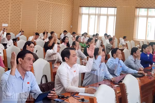 Các đại biểu thông qua nghị quyết. (Ảnh: QUỐC TRINH)