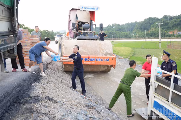 Hải quan cửa khẩu Tân Thanh vận chuyển nhu yếu phẩm hỗ trợ bà con nhân dân xã Kháng Chiến. (Ảnh: QUỐC ĐẠT)