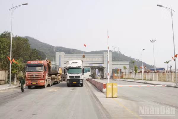 Hoạt động xuất nhập khẩu vẫn được duy trì dù tỉnh Lạng Sơn chịu nhiều thiệt hại do mưa bão. 