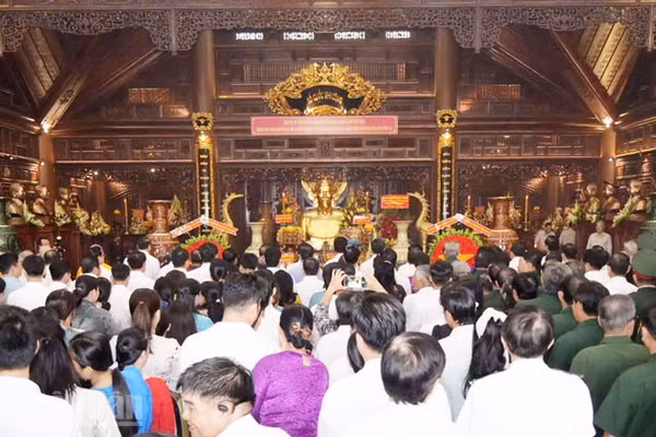 Đại biểu dâng hoa, thắp hương tại Đền tưởng niệm Anh hùng, liệt sĩ và người có công tỉnh An Giang. (Ảnh: PHƯƠNG VŨ)