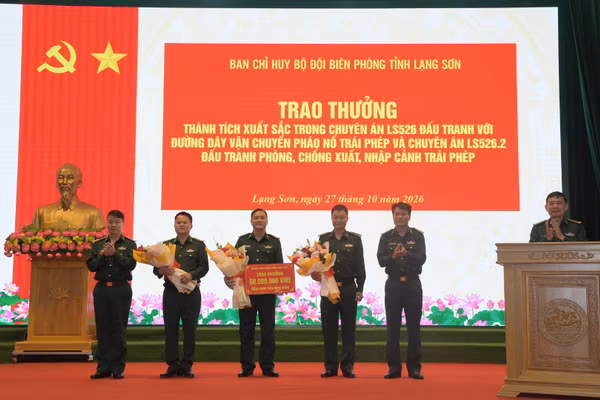 Trao thưởng thành tích xuất sắc cho các đơn vị. (Ảnh: LÝ NHẤT)