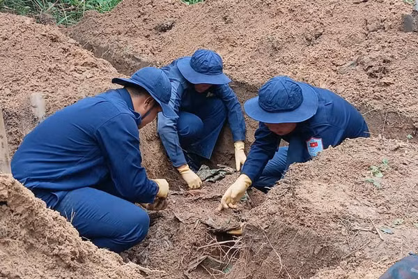 Đội K93 quy tập được 5 hài cốt liệt sĩ tại ấp Phước Bình, xã Ô Lâm, tỉnh An Giang. (Ảnh: PHƯƠNG VŨ)