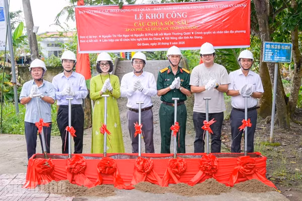 Các đại biểu, nhà tài trợ và chính quyền địa phương thực hiện nghi thức động thổ, chính thức khởi công xây dựng cầu chùa Sóc Sâu. (Ảnh: QUỐC TRINH)