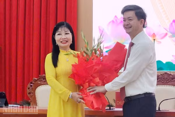 Ủy viên Trung ương Đảng, Bí thư Tỉnh ủy An Giang Lê Quang Tùng tặng hoa, chúc mừng đồng chí Trần Thị Thanh Hương được bầu giữ chức Chủ tịch Hội đồng nhân dân tỉnh An Giang khóa 11, nhiệm kỳ 2026-2031. (Ảnh: QUỐC TRINH)