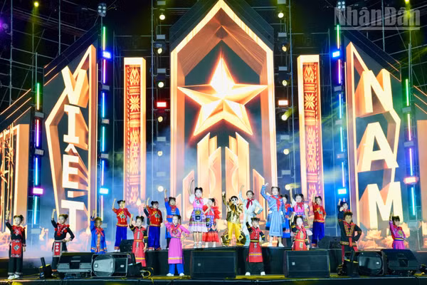 Chương trình nghệ thuật khai mạc Lễ hội Ánh sáng biên cương tỉnh Lạng Sơn năm 2026 với chủ đề “Sắc màu xứ Lạng”. (Ảnh: QUỐC ĐẠT)