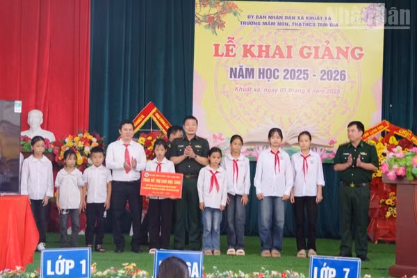Đại tá Đào Quốc Thạo, Phó Bí thư Đảng ủy, Chỉ huy trưởng Bộ đội Biên phòng Lạng Sơn (đứng giữa) trao các phần hỗ trợ cho 10 em học sinh tại Trường Mầm non, Tiểu học và Trung học cơ sở Tam Gia, xã Khuất Xá, tỉnh Lạng Sơn.