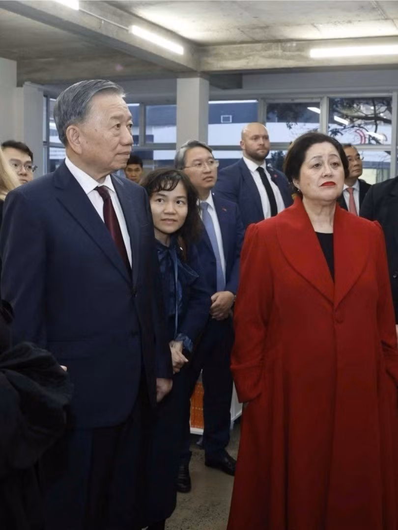 Tổng Bí thư, Chủ tịch nước Tô Lâm và Toàn quyền New Zealand Dame Cindy Kiro tham quan Triển lãm ảnh StarkWhite của nhiếp ảnh gia Fiona Pardington. (Ảnh: Thống Nhất/TTXVN)