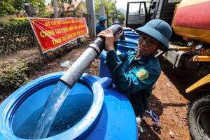 Các chiến sĩ thuộc Bộ chỉ huy Quân sự tỉnh Ninh Thuận (cũ), nay là tỉnh Khánh Hòa, mang nước sạch đến cho người dân thôn Tà Nôi. Ảnh: Thành Đạt.