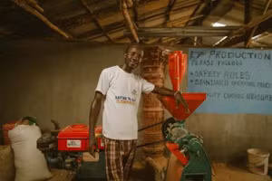 Mohamed Preecious Gbondo bên "cơ ngơi" của mình.