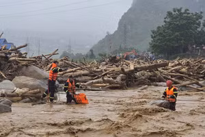 Lực lượng cứu hộ vượt lũ dữ tiếp cận những nơi bị cô lập, giải cứu người dân mắc kẹt. Ảnh: TRẦN TUẤN 