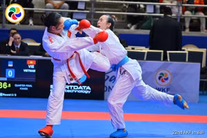 Nguyễn Thị Diệu Ly (phải) giành Huy chương vàng duy nhất tại Giải vô địch karate châu Á 2026.