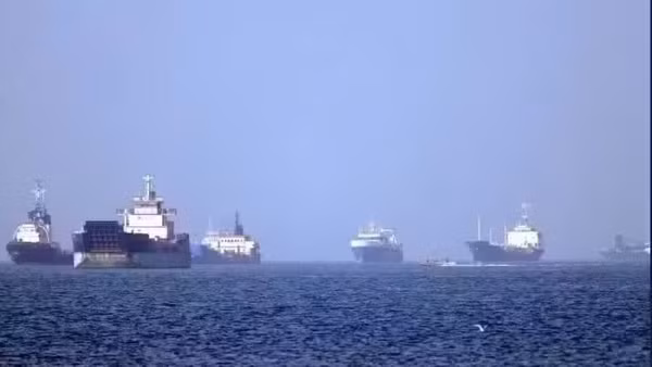 Tàu thuyền vận chuyển trên Eo biển Hormuz. (Ảnh: THX/TTXVN)