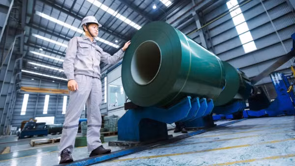 Dây chuyền sản xuất tôn màu tại nhà máy của Tập đoàn Hòa Phát. (Ảnh: NGUYỄN NGHI)