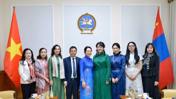 Phu nhân Chủ tịch Quốc hội Nguyễn Thị Thanh Nga và bà Gantsetseg Tsendsuren, Phu nhân Chủ tịch Quốc hội Mông Cổ chụp ảnh chung với các thành viên trong Đoàn. (Ảnh: LÊ TUYẾT)