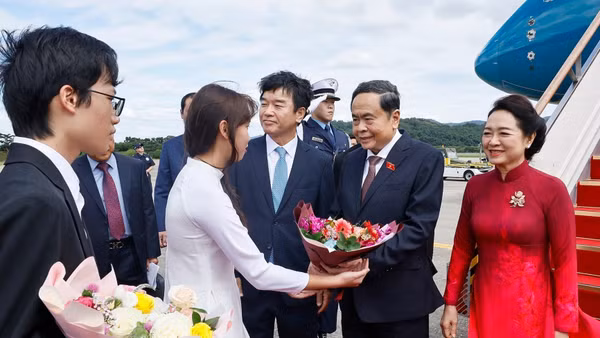 Chủ tịch Quốc hội Trần Thanh Mẫn và Phu nhân đến thủ đô Seoul, bắt đầu thăm chính thức Hàn Quốc. (Ảnh: Doãn Tấn/TTXVN)