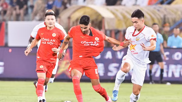 Đội Công an Hà Nội (áo đỏ) thắng đội Hồng Lĩnh Hà Tĩnh với tỷ số 2-0. (Ảnh: TRẦN HẢI)
