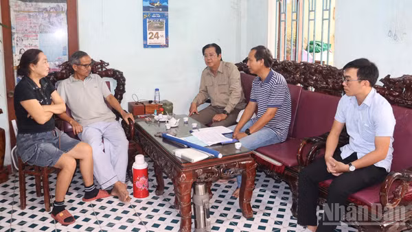 Lãnh đạo Ban Quản lý dự án đầu tư xây dựng các công trình giao thông tỉnh Quảng Ngãi trực tiếp đến các hộ gia đình ở xã An Phú vận động người dân sớm bàn giao mặt bằng dự án đường ven biển Dung Quất-Sa Huỳnh. (Ảnh: HIỂN CỪ)