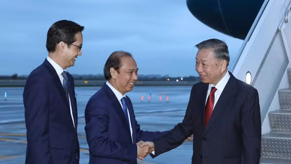 Đại sứ Việt Nam tại Hoa Kỳ Nguyễn Quốc Dũng và Đại sứ Đỗ Hùng Việt, Trưởng Phái đoàn Thường trực Việt Nam tại Liên hợp quốc đón Tổng Bí thư, Chủ tịch nước Tô Lâm tại sân bay quốc tế John F.Kennedy, thành phố New York. (Ảnh: Thống Nhất/TTXVN)