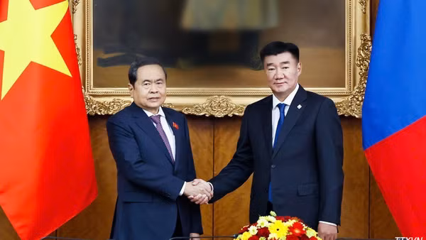 Chủ tịch Quốc hội Trần Thanh Mẫn và Chủ tịch Quốc hội Mông Cổ Sandag Byambatsogt chụp ảnh chung. (Ảnh: Doãn Tấn/TTXVN)