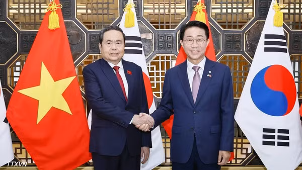 Chủ tịch Quốc hội Trần Thanh Mẫn và Chủ tịch Quốc hội Hàn Quốc Cho Jeong Sik chụp ảnh chung.