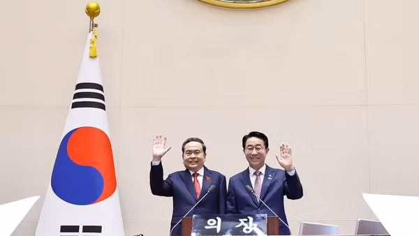 Chủ tịch Quốc hội Trần Thanh Mẫn cùng Chủ tịch Quốc hội Hàn Quốc Cho Jeong Sik tham quan phòng họp của Quốc hội Hàn Quốc. (Ảnh: Doãn Tấn/TTXVN)