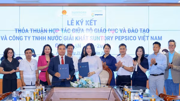 Đại diện Bộ Giáo dục và Đào tạo và Suntory PepsiCo Việt Nam ký kết Thỏa thuận hợp tác giai đoạn 2026–2029. (Ảnh: TIẾN KHÔI)