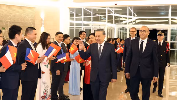 Cán bộ, nhân viên Đại sứ quán và cộng đồng người Việt Nam tại Pháp đón Tổng Bí thư, Chủ tịch nước Tô Lâm và Phu nhân. (Ảnh: Thống Nhất/TTXVN)