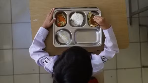 Một học sinh ăn trưa vào ngày đầu tiên của chương trình bữa ăn miễn phí tại một trường tiểu học ở Indonesia. (Nguồn: CNN)