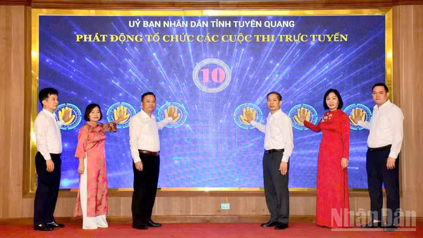Đại biểu thực hiện nghi thức phát động cuộc thi. (Ảnh: ĐỨC THẮNG)
