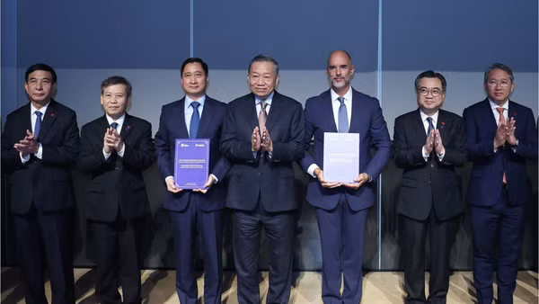 Tổng Bí thư, Chủ tịch nước Tô Lâm chứng kiến Lễ trao văn kiện hợp tác giữa Tập đoàn Dược phẩm Pfizer và Công ty cổ phần Vaccine Việt Nam (VNVC) về nâng cao năng lực tiêm chủng vaccine, phòng bệnh, chăm sóc sức khỏe tại Việt Nam. (Ảnh: Thống Nhất/TTXVN)