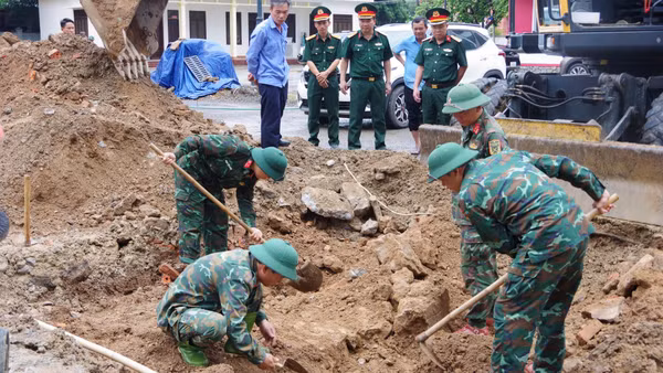 Lực lượng chức năng tìm kiếm, quy tập hài cốt liệt sĩ tại khu phố Thành Cổ, phường Quảng Trị, tỉnh Quảng Trị. (Ảnh: XUÂN DIỆN)
