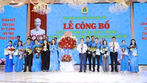 Bí thư Tỉnh ủy Hưng Yên Phạm Quang Ngọc tặng hoa chúc mừng các tổ chức Công đoàn. (Ảnh: MAI TÚ)