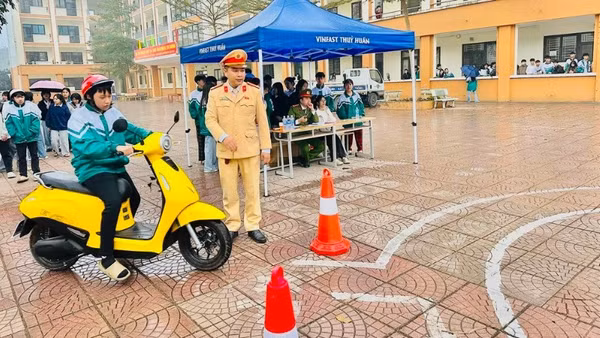 Cán bộ Phòng cảnh sát giao thông tỉnh Lào Cai hướng dẫn tập sa hình đối với học sinh xã Văn Chấn. (Ảnh: THANH SƠN)