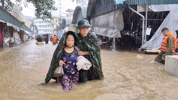 Lực lượng quân đội đưa người dân trong vùng ngập lụt do ảnh hưởng của bão số 4 tại tỉnh Lạng Sơn đến nơi an toàn. (Ảnh: Bộ Chỉ huy quân sự tỉnh Lạng Sơn)