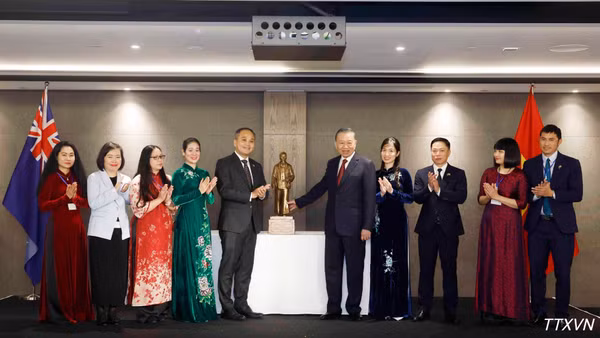 Tổng Bí thư, Chủ tịch nước Tô Lâm tặng bức tượng Chủ tịch Hồ Chí Minh cho Đại sứ quán Việt Nam tại New Zealand. (Ảnh: Thống Nhất/TTXVN)