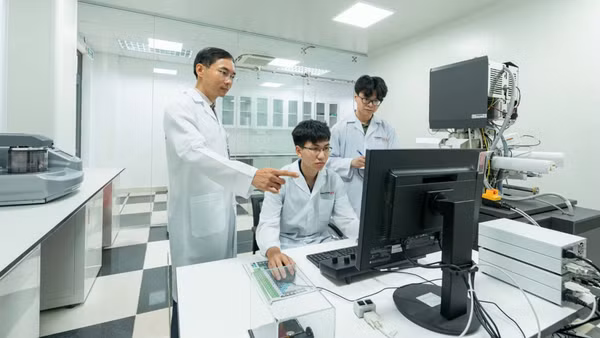 Giảng viên và sinh viên Đại học Phenikaa thực hành trong phòng thí nghiệm. (Ảnh: PHƯỚC AN)