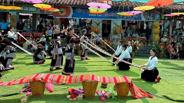 Đồng bào quảng bá bản sắc văn hóa tại Làng Văn hóa-Du lịch các dân tộc Việt Nam. (Ảnh: CTV)