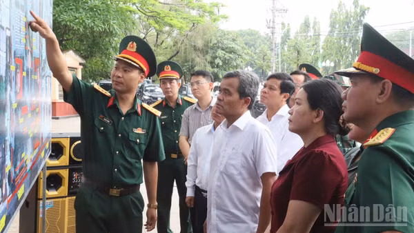 Bí thư Tỉnh ủy Quảng Ngãi Hồ Văn Niên kiểm tra công tác tìm kiếm, quy tập và xác định danh tính hài cốt liệt sĩ tại phường Kon Tum.