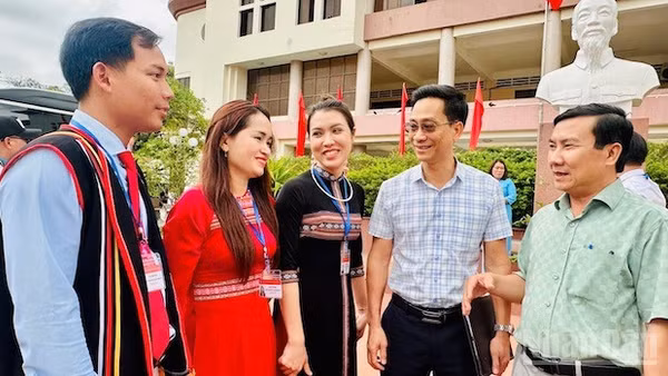 Trường Chính trị tỉnh Quảng Ngãi tăng cường giờ học thực hành, gắn thực tiễn cơ sở trong đào tạo lý luận chính trị.