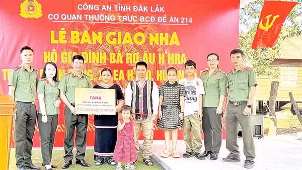 Công an tỉnh Đắk Lắk bàn giao nhà cho gia đình bà Rơ Âu H'Hra, xã Ea H'leo. (Ảnh: NGUYỄN HOÀI BÃO)