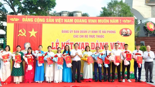 Đảng ủy Ban Quản lý kinh tế Hải Phòng kết nạp đảng viên mới. (Ảnh: HỒNG NHUNG)