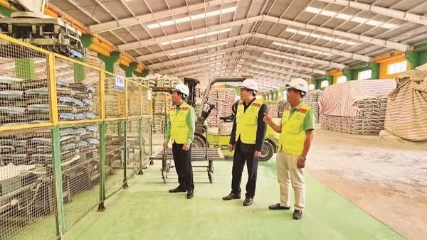 Tại Công ty cổ phần Công Nông nghiệp Tiến Nông, đảng viên luôn giữ vai trò tiên phong, gương mẫu. (Ảnh: BÙI THÁI BÌNH)