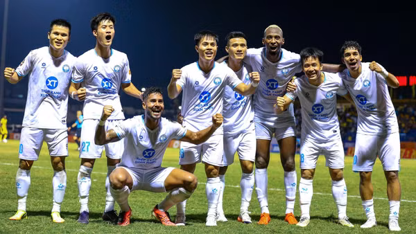 Niềm vui chiến thắng của các cầu thủ đội Thép Xanh Nam Định trước Thanh Hóa. (Ảnh: LÂM THỎA)