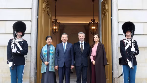 Tổng Bí thư, Chủ tịch nước Tô Lâm và Phu nhân Ngô Phương Ly cùng Nhà vua Đan Mạch Frederik X và Hoàng hậu Mary chụp ảnh chung tại Lễ tiễn. (Ảnh: Thống Nhất/TTXVN)