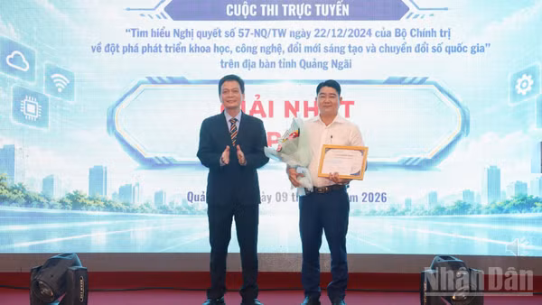 Giám đốc Sở Khoa học và Công nghệ tỉnh Quảng Ngãi Nguyễn Tấn Liêm trao giải Nhất tập thể cho Ủy ban nhân dân xã Bình Sơn. (Ảnh: HIỂN CỪ) 