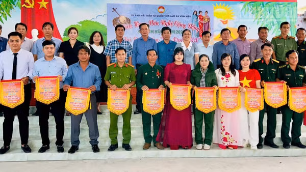 Lãnh đạo tỉnh Cà Mau và Đảng ủy, Ủy ban nhân dân xã Vĩnh Hậu tặng cờ lưu niệm các đơn vị tham gia các hoạt động "Thắm tình đoàn kết" của địa phương năm 2026. (Ảnh: ĐẶNG THẾ VĨNH)