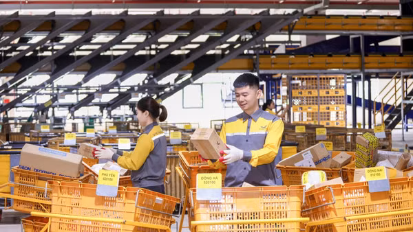 Nhân viên Bưu điện Việt Nam xử lý bưu gửi tại trung tâm khai thác. (Ảnh: Vietnampost.vn)